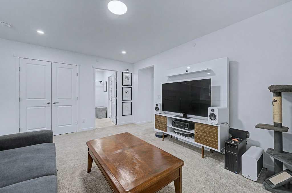 250 Hotchkiss Common SE