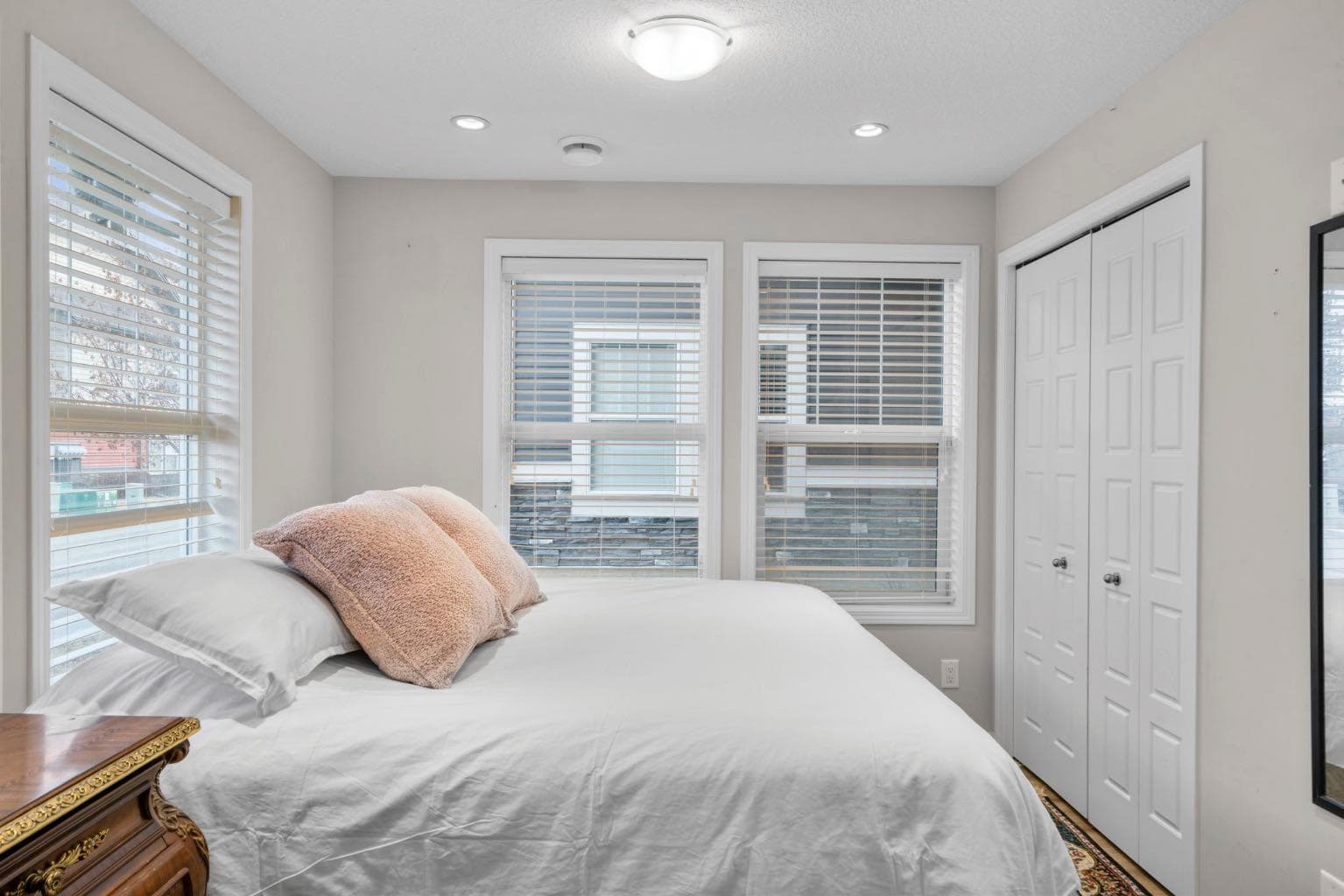 2001, 280 Williamstown Close NW