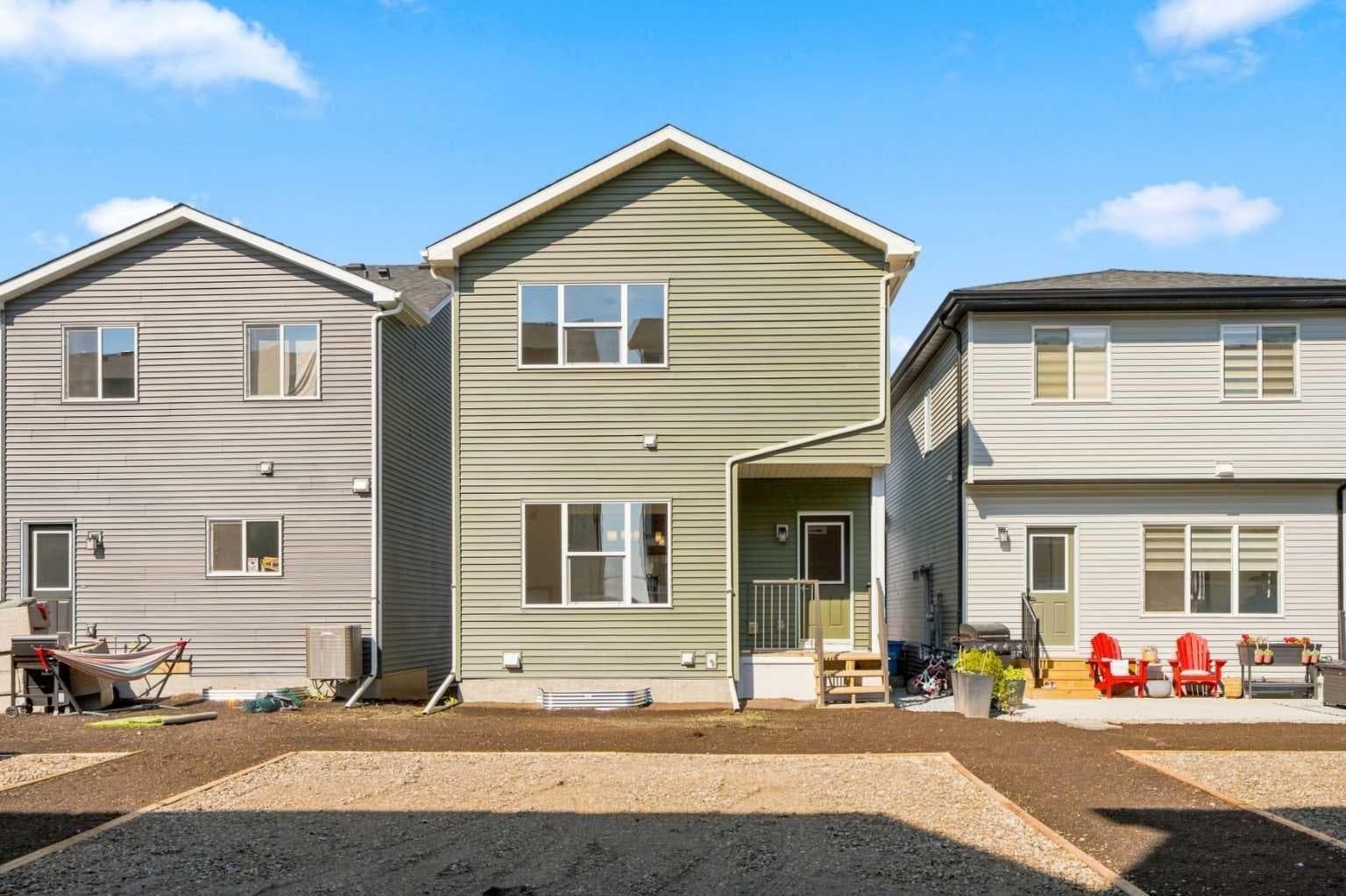76 Buffaloberry Manor SE
