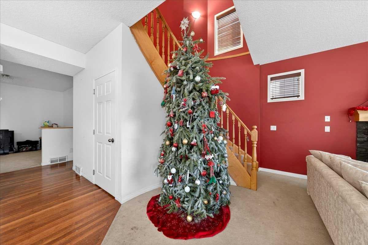 34 Saddlecrest Crescent NE