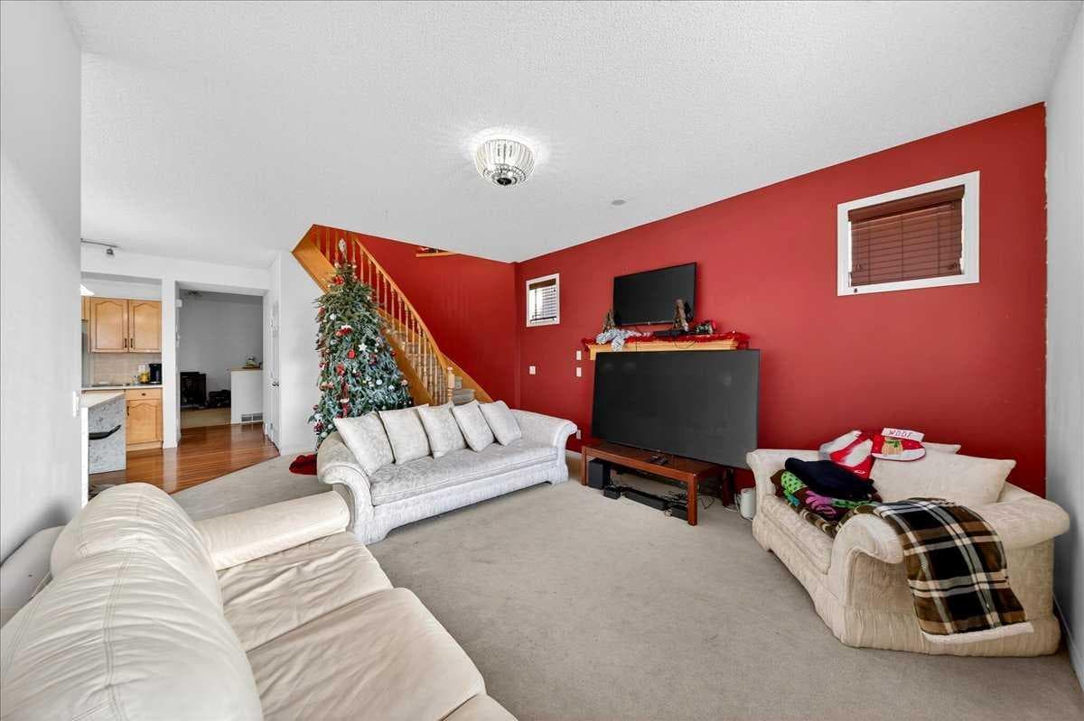 34 Saddlecrest Crescent NE