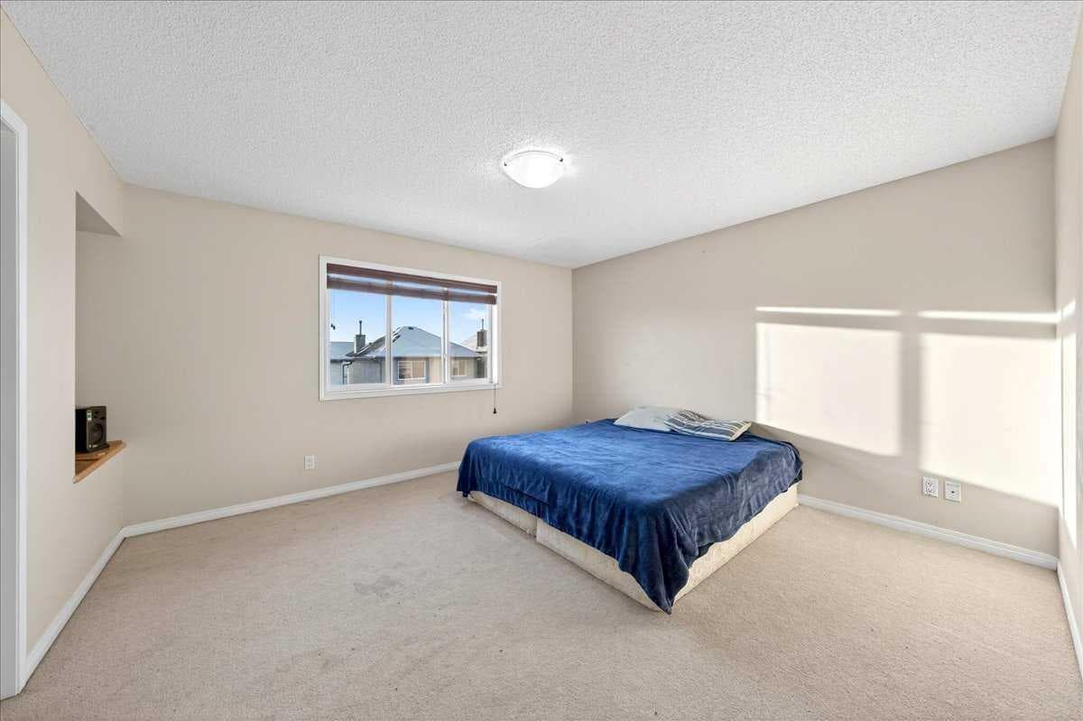 34 Saddlecrest Crescent NE
