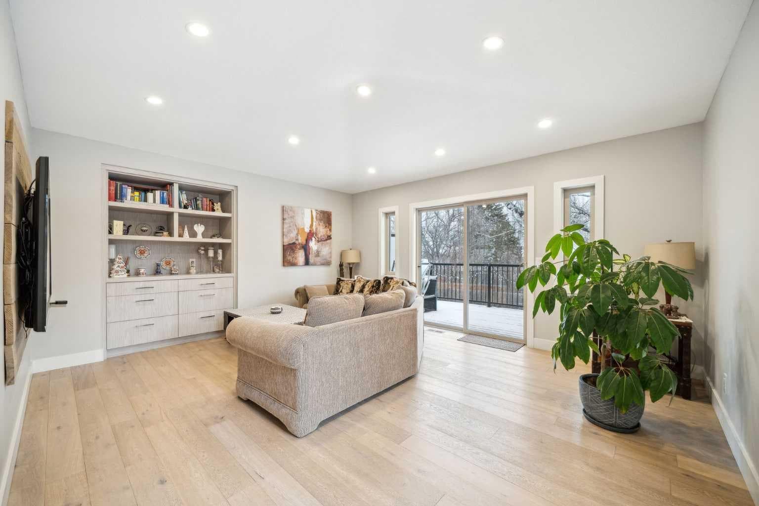 16 MEADOWLARK Crescent SW