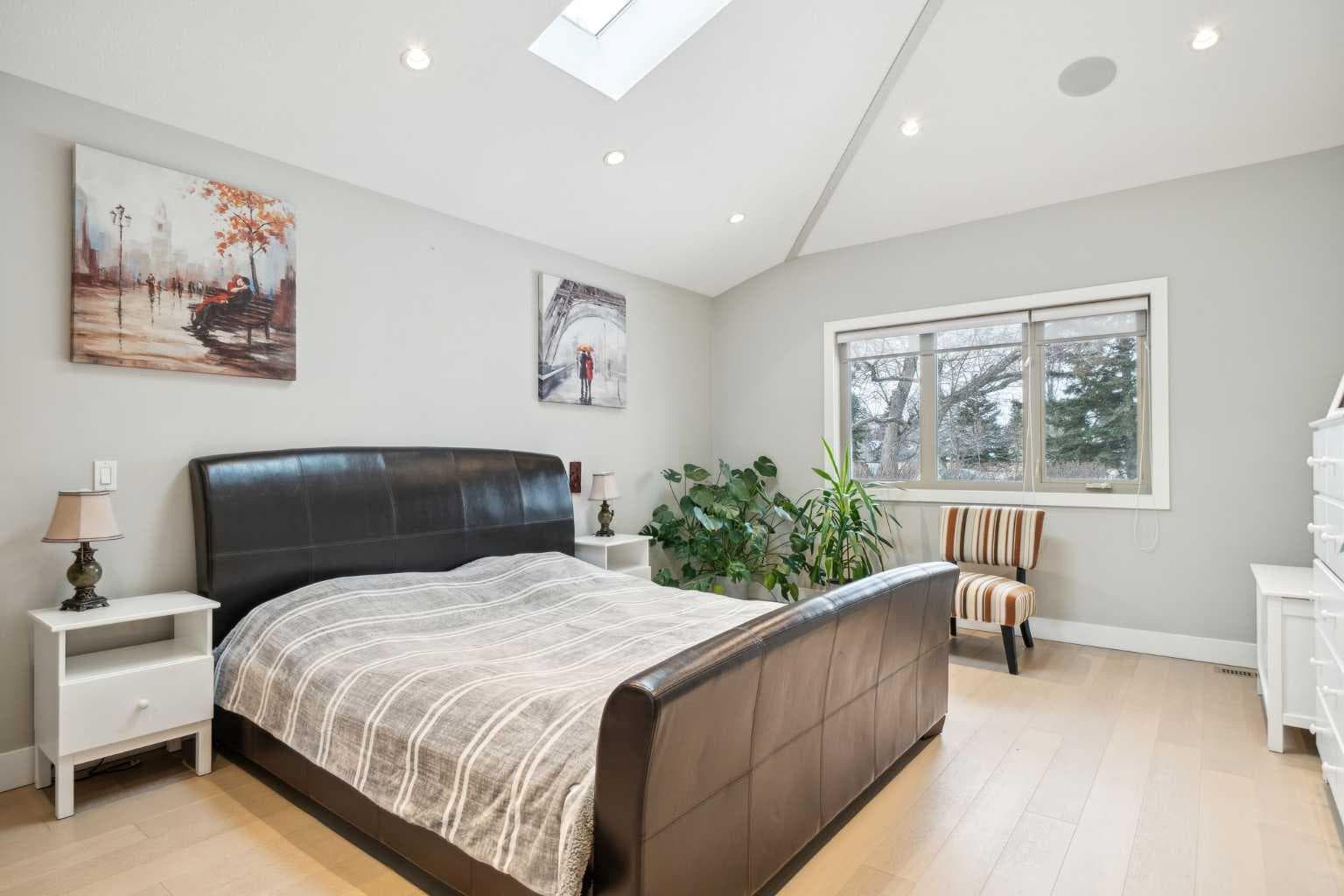 16 MEADOWLARK Crescent SW