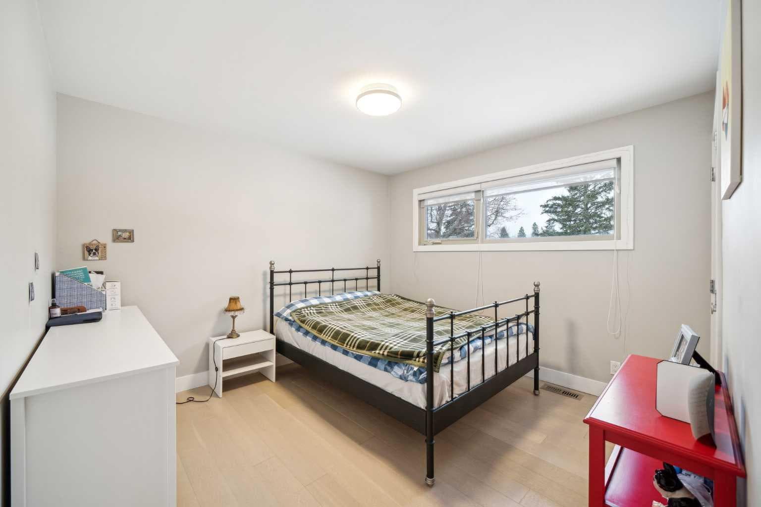 16 MEADOWLARK Crescent SW