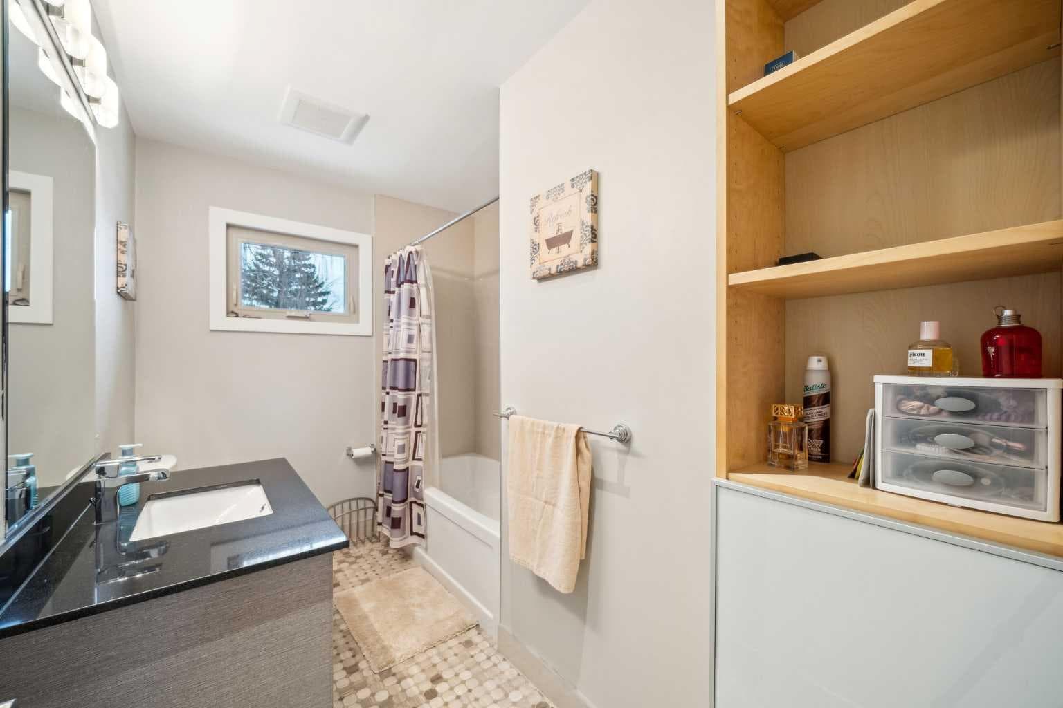 16 MEADOWLARK Crescent SW