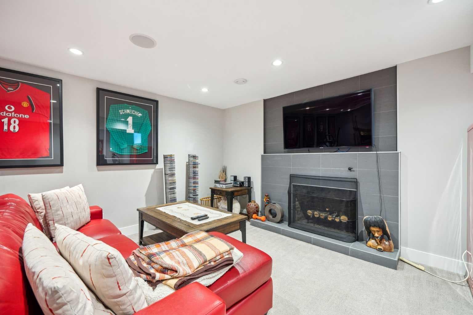 16 MEADOWLARK Crescent SW