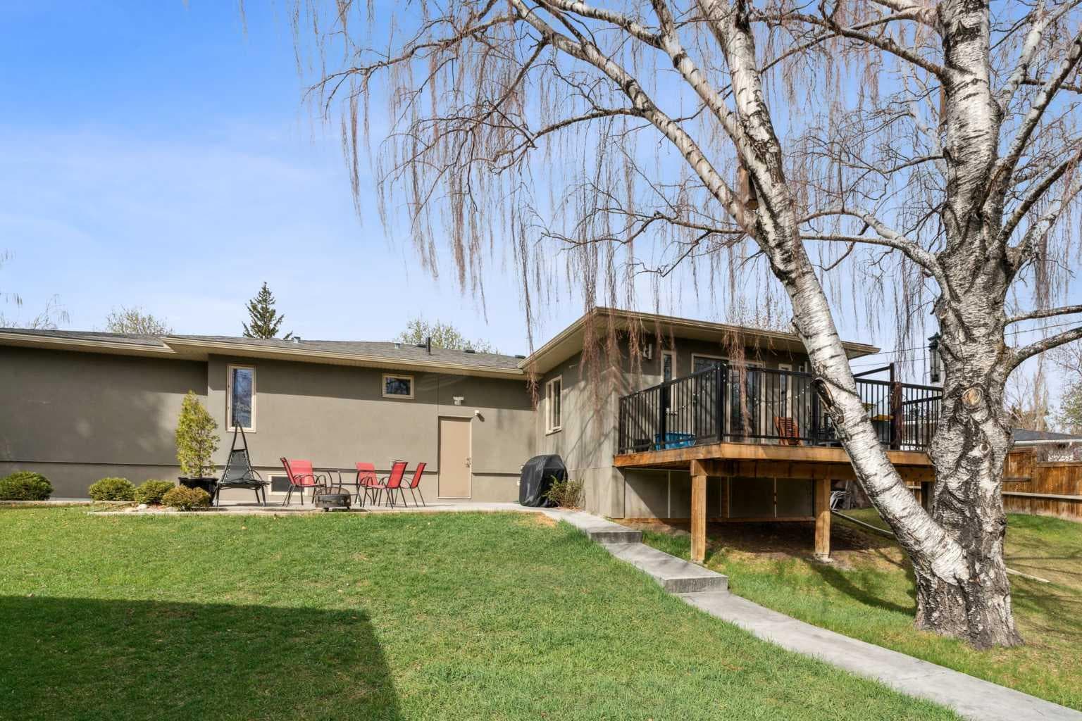 16 MEADOWLARK Crescent SW