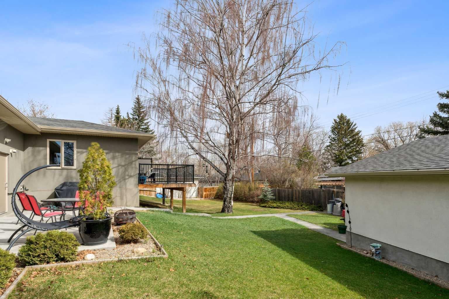 16 MEADOWLARK Crescent SW