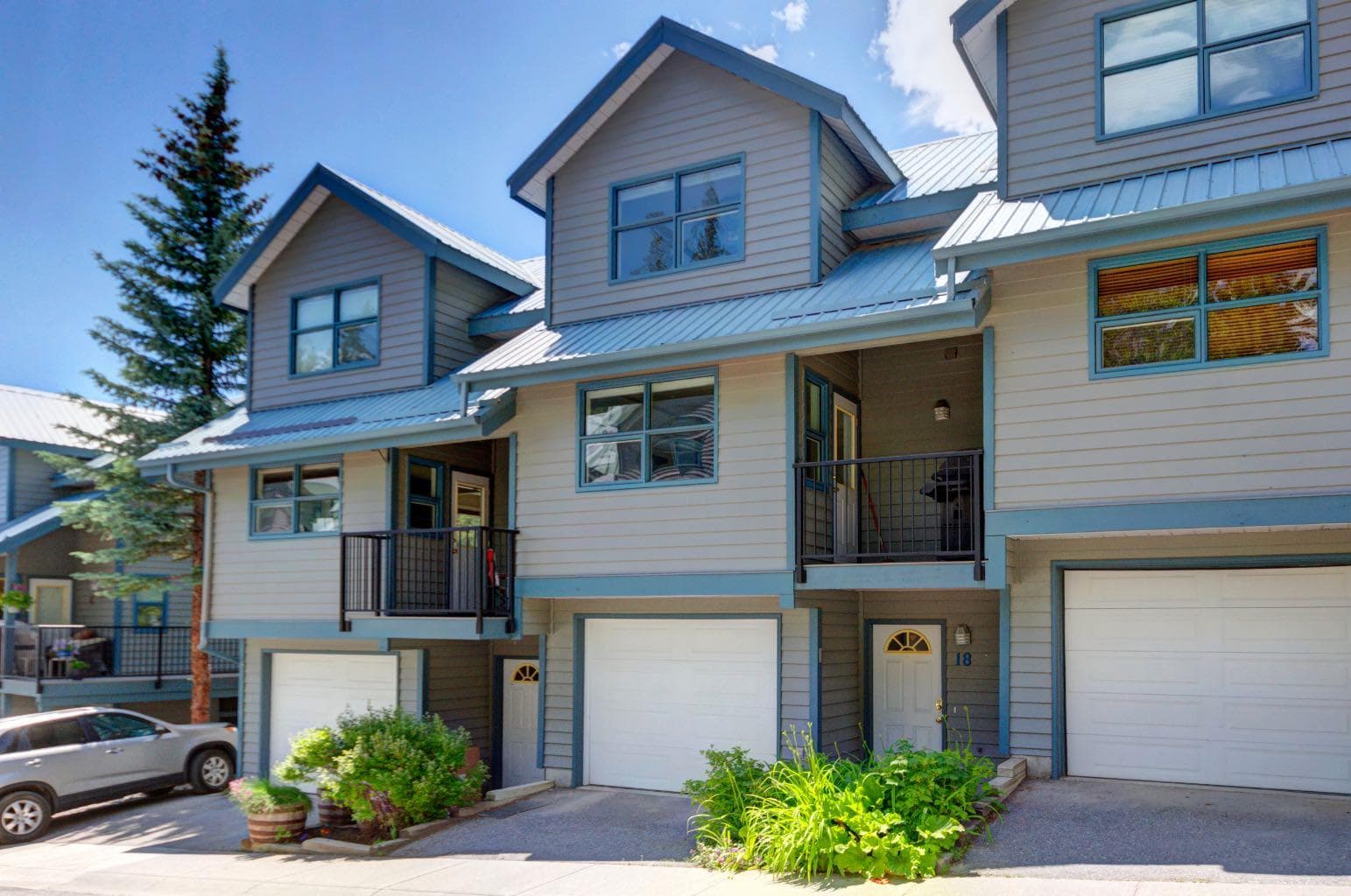 18, 242 Benchlands Terrace 