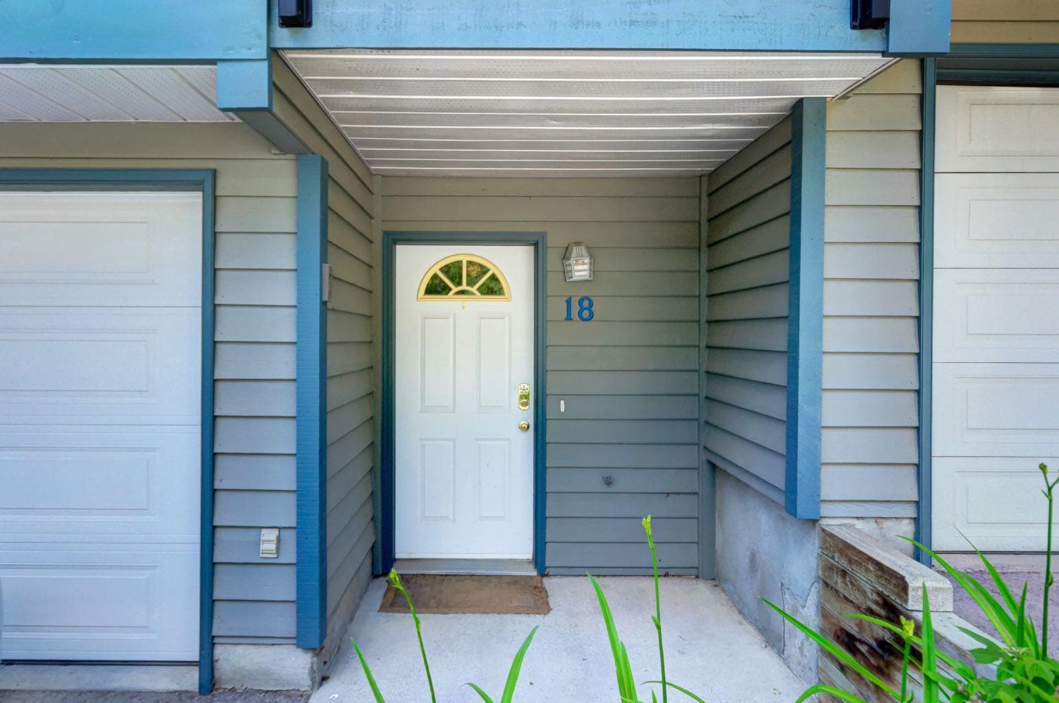 18, 242 Benchlands Terrace 