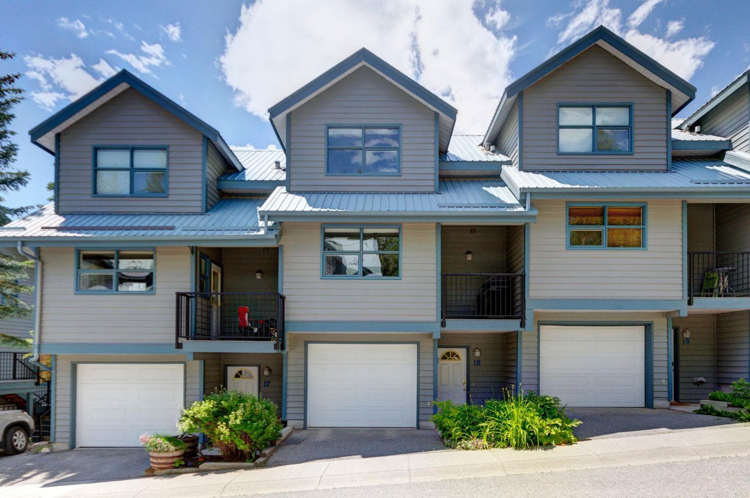 18, 242 Benchlands Terrace 