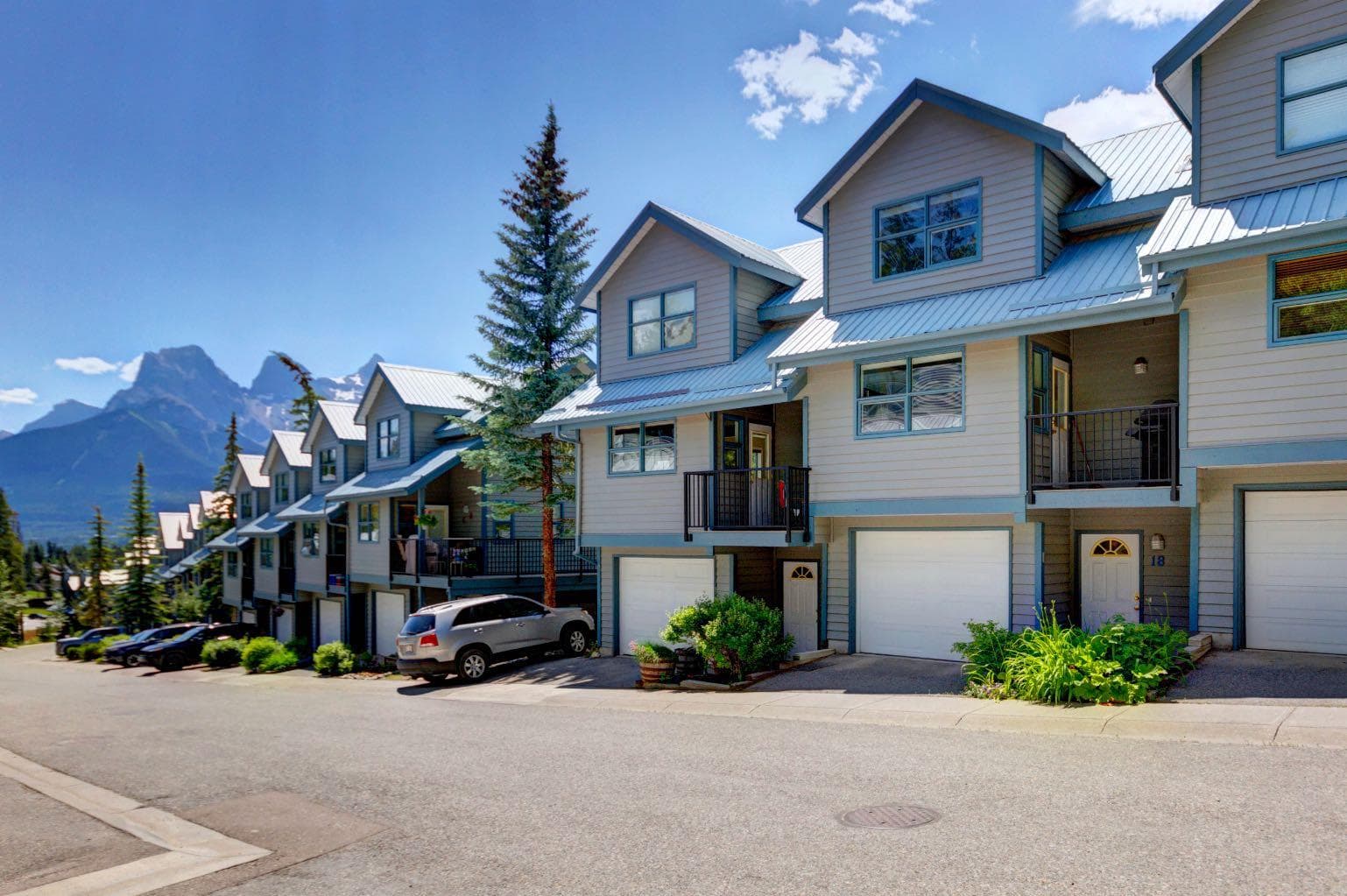 18, 242 Benchlands Terrace 