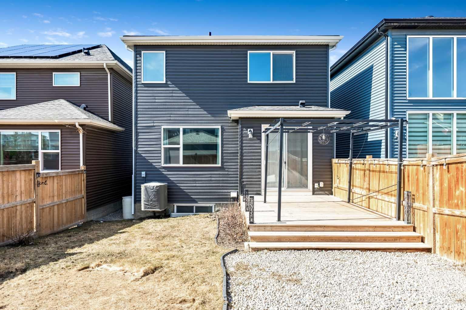 98 Lucas Crescent NW