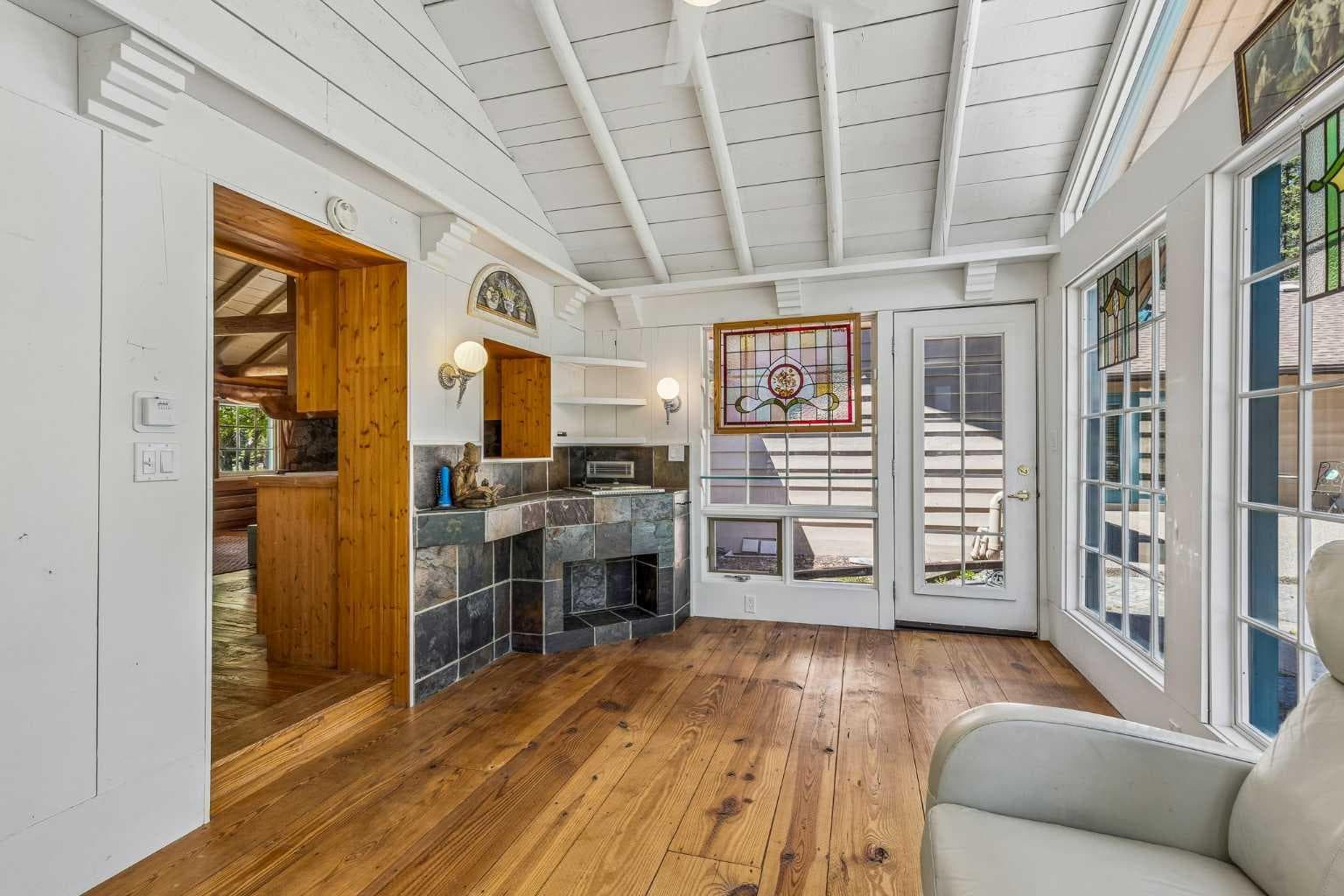 4 Pine Avenue 