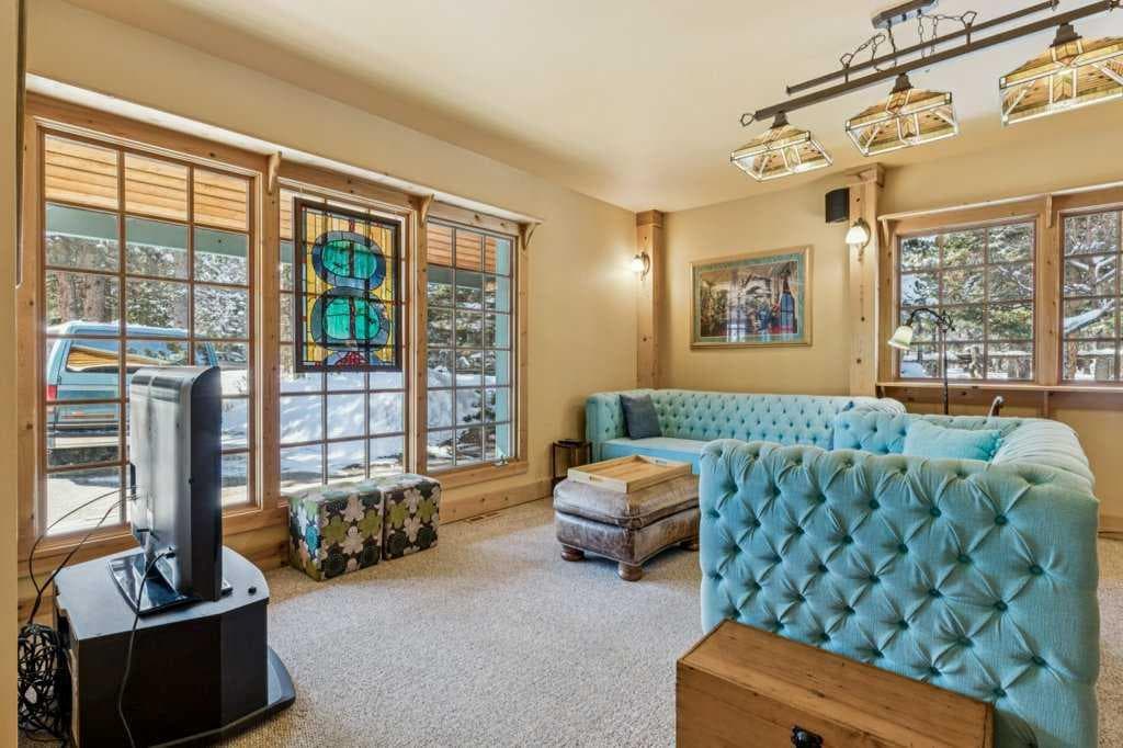 4 Pine Avenue 