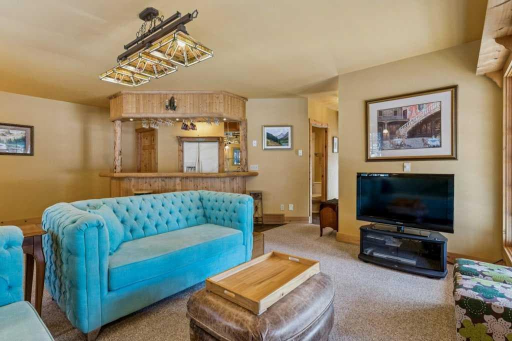4 Pine Avenue 
