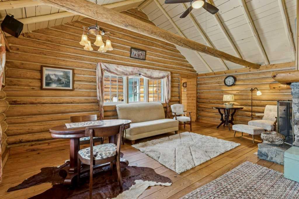 4 Pine Avenue 