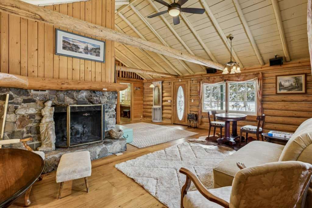 4 Pine Avenue 