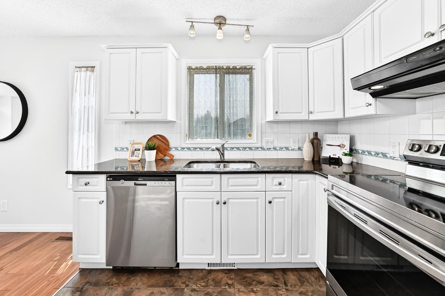 157 Hawkstone Manor NW