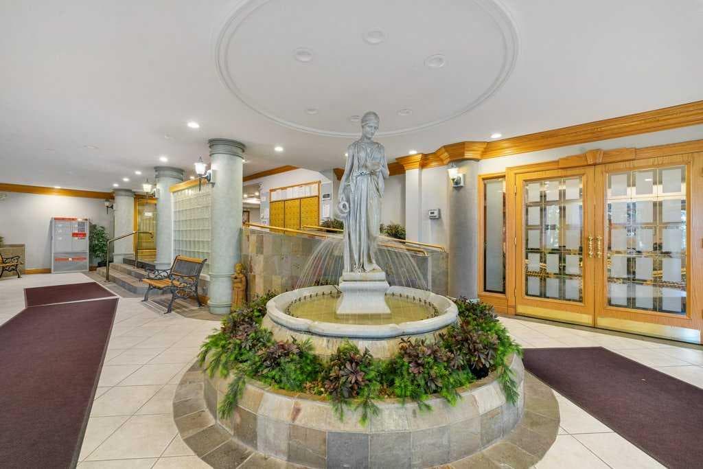 215, 200 Lincoln Way SW