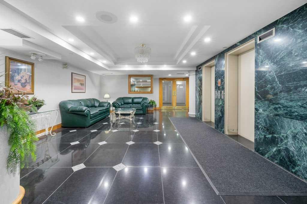 215, 200 Lincoln Way SW