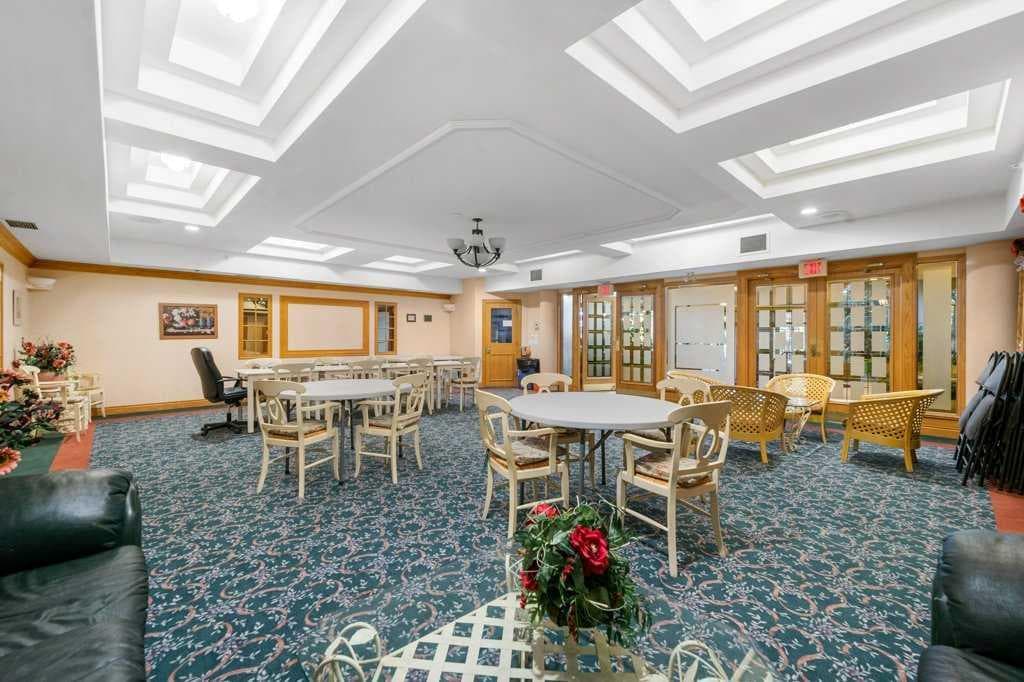 215, 200 Lincoln Way SW