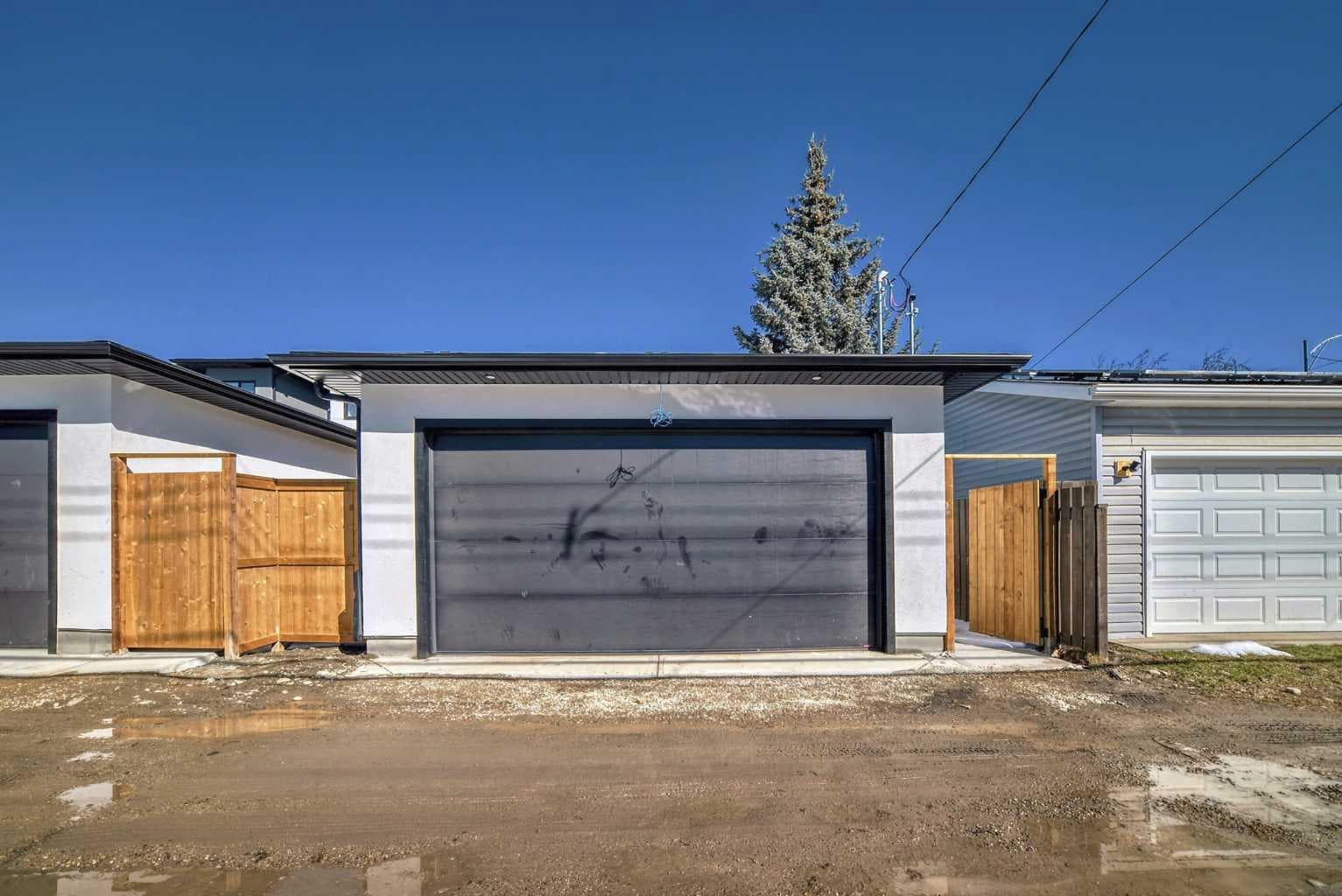 2107 Victoria Crescent NW