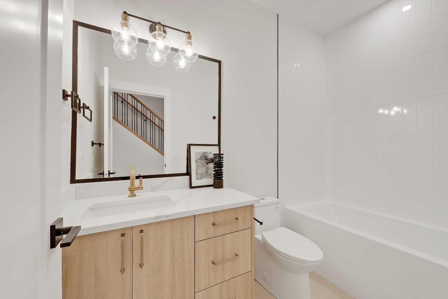 1007 18 Avenue NW