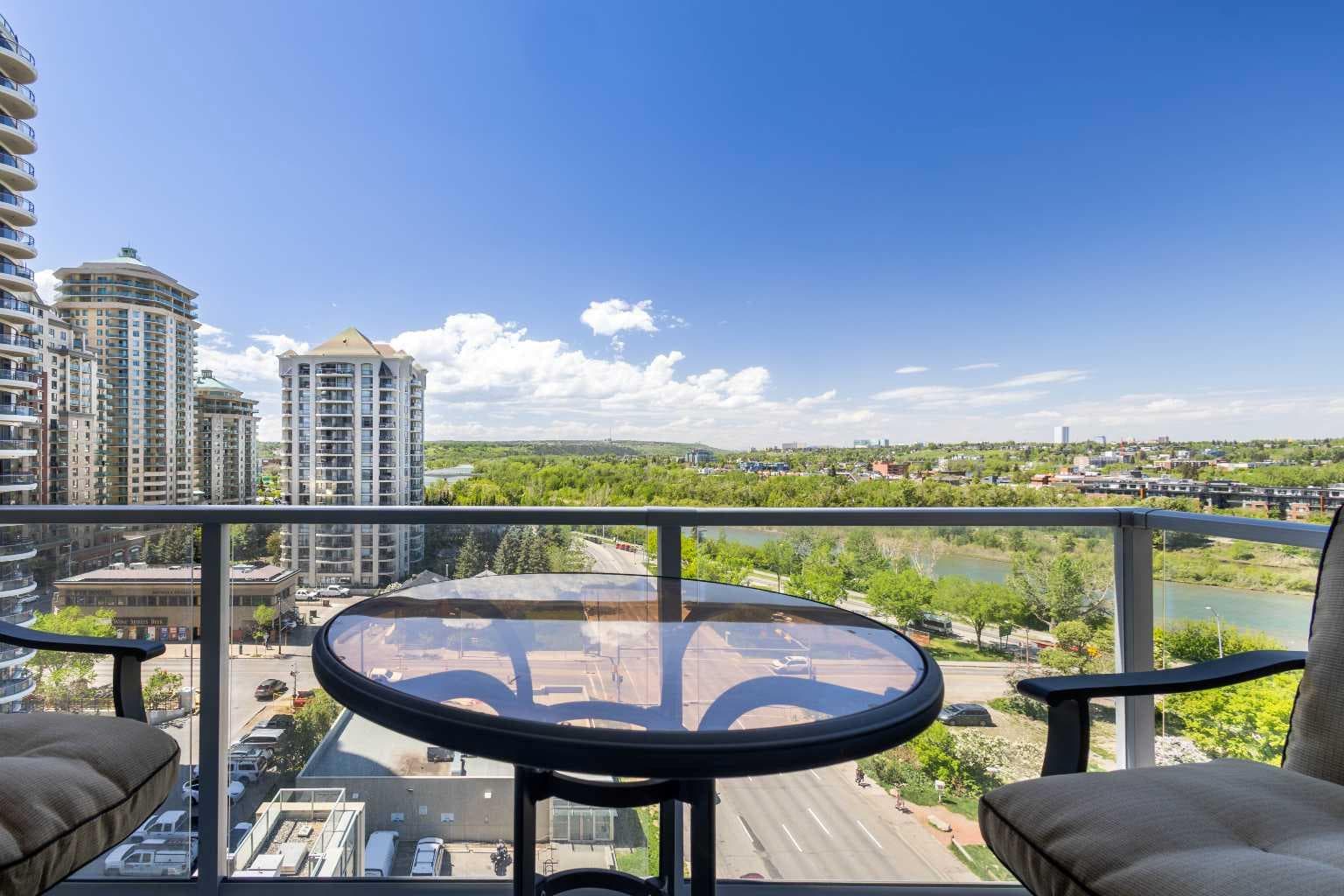 1003, 1025 5 Avenue SW