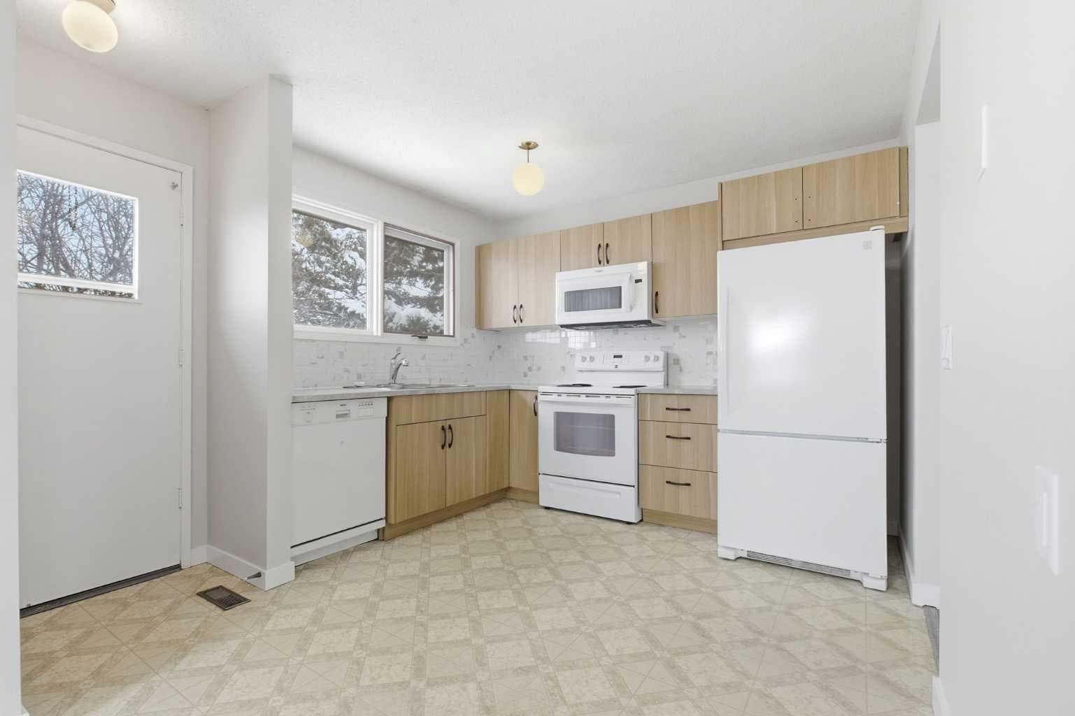 32 Fonda Mews SE