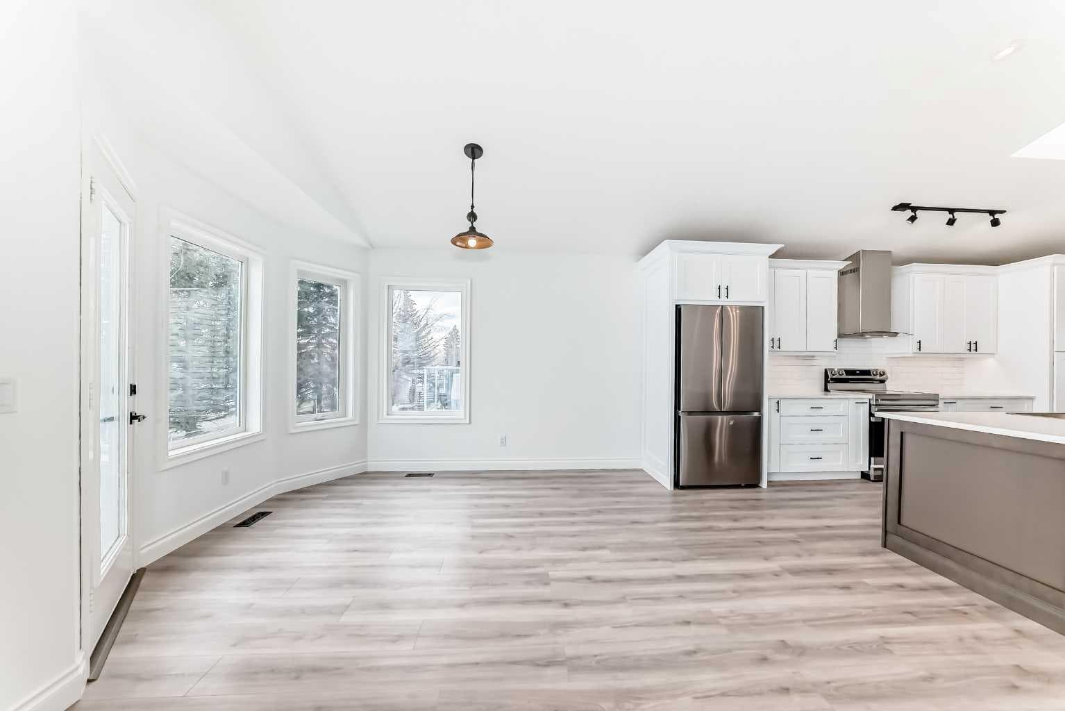 228 Woodside Crescent NW
