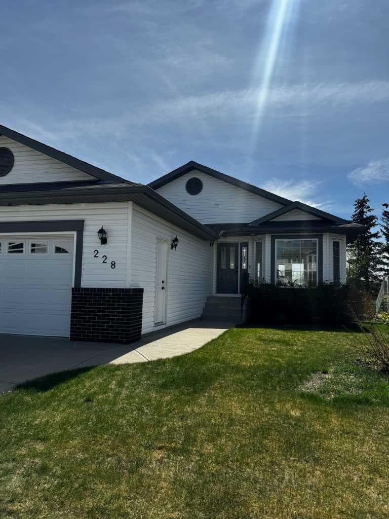 228 Woodside Crescent NW