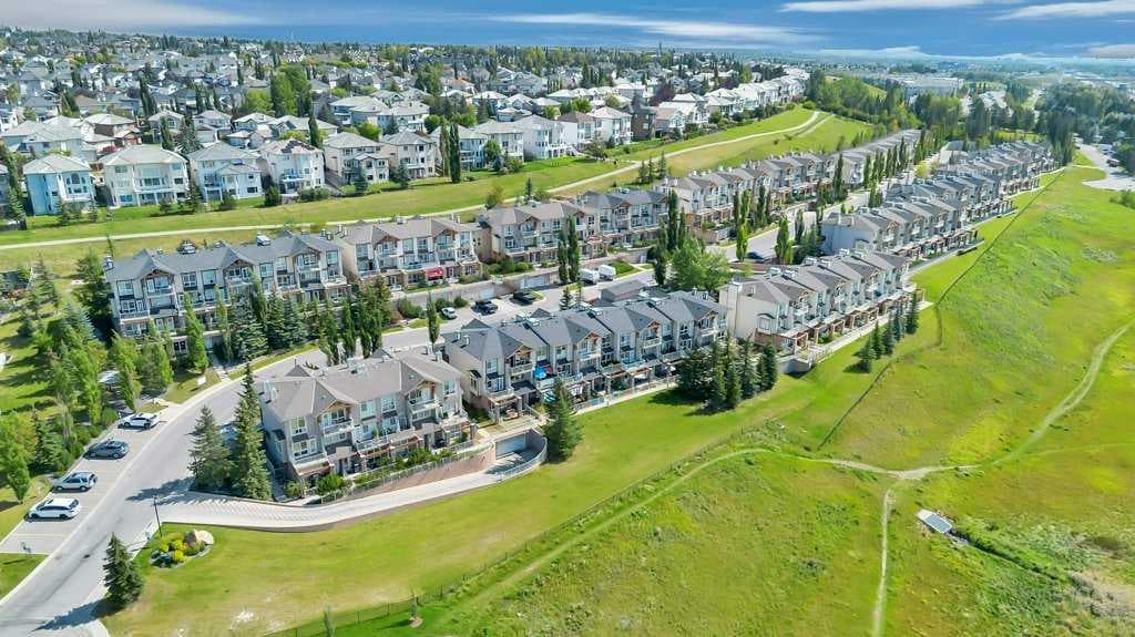 13, 148 Rockyledge View NW