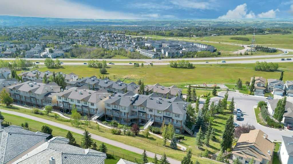 13, 148 Rockyledge View NW