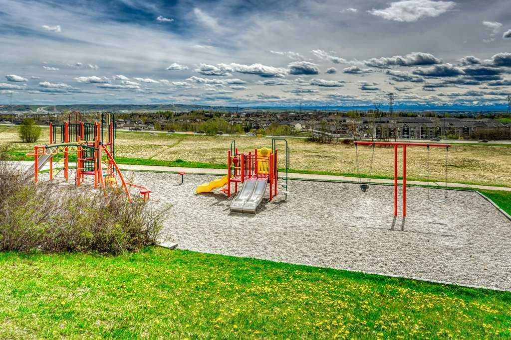 13, 148 Rockyledge View NW