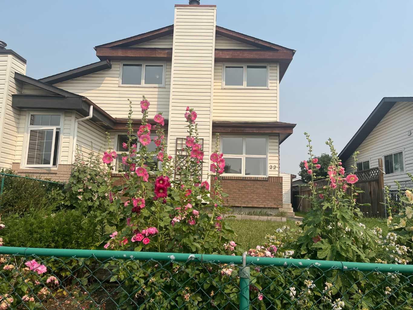 22 Whitman Close NE