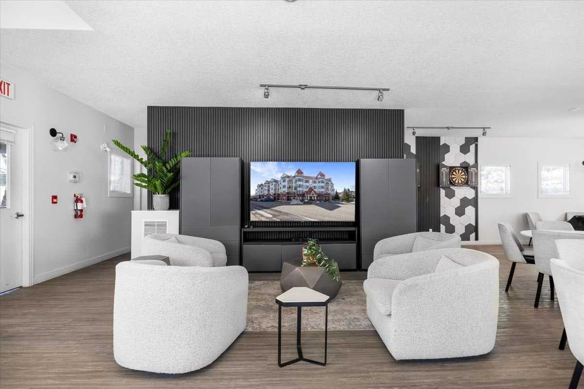 326, 30 Royal Oak Plaza NW
