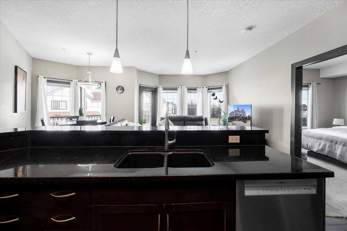 326, 30 Royal Oak Plaza NW