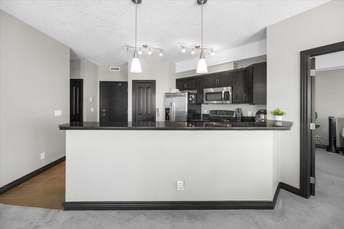 326, 30 Royal Oak Plaza NW