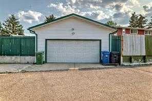 420 Whitehorn Place NE