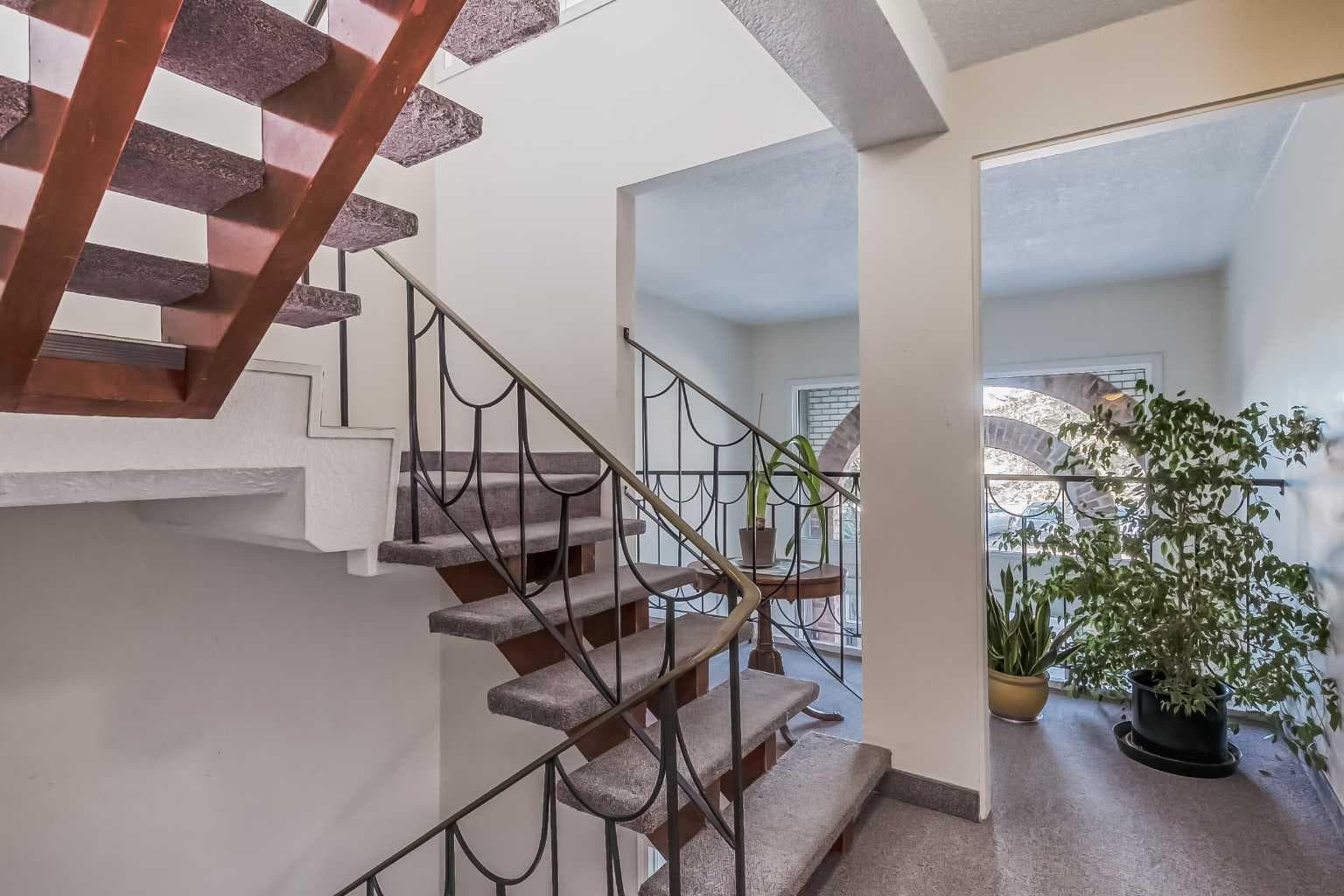 202, 520 Cedar Crescent SW