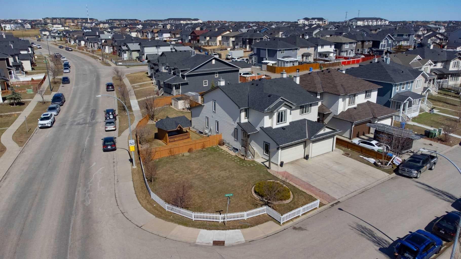 10 Taralea Bay NE