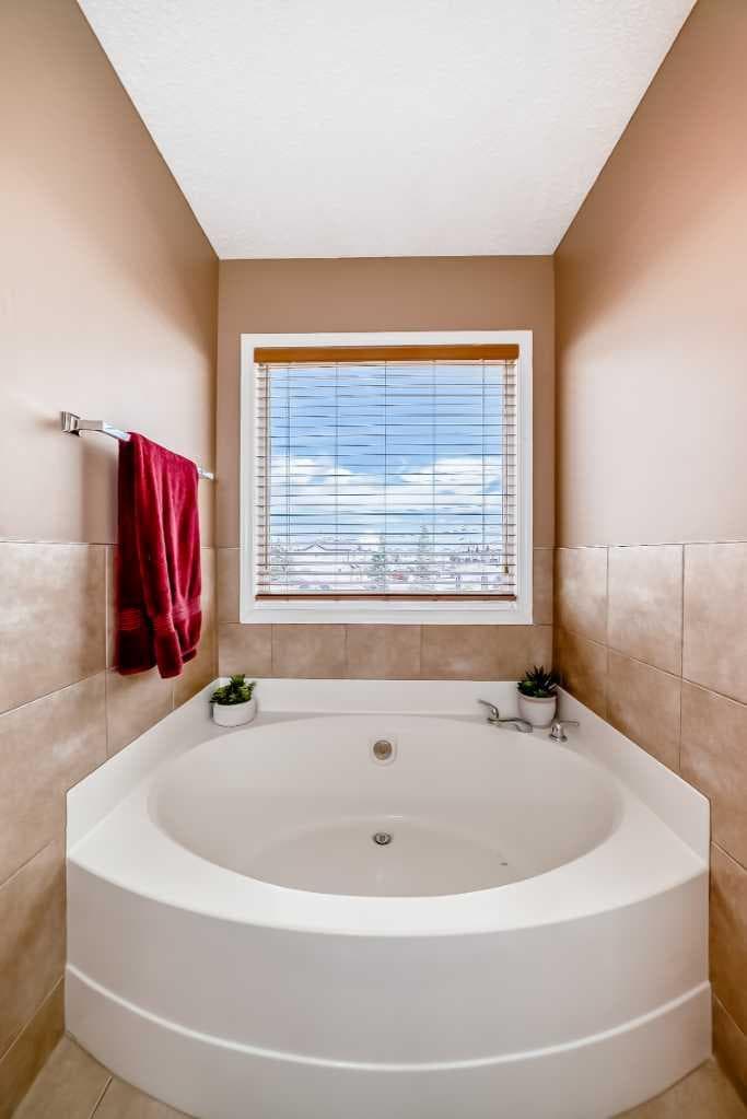 148 Saddlecrest Gardens NE