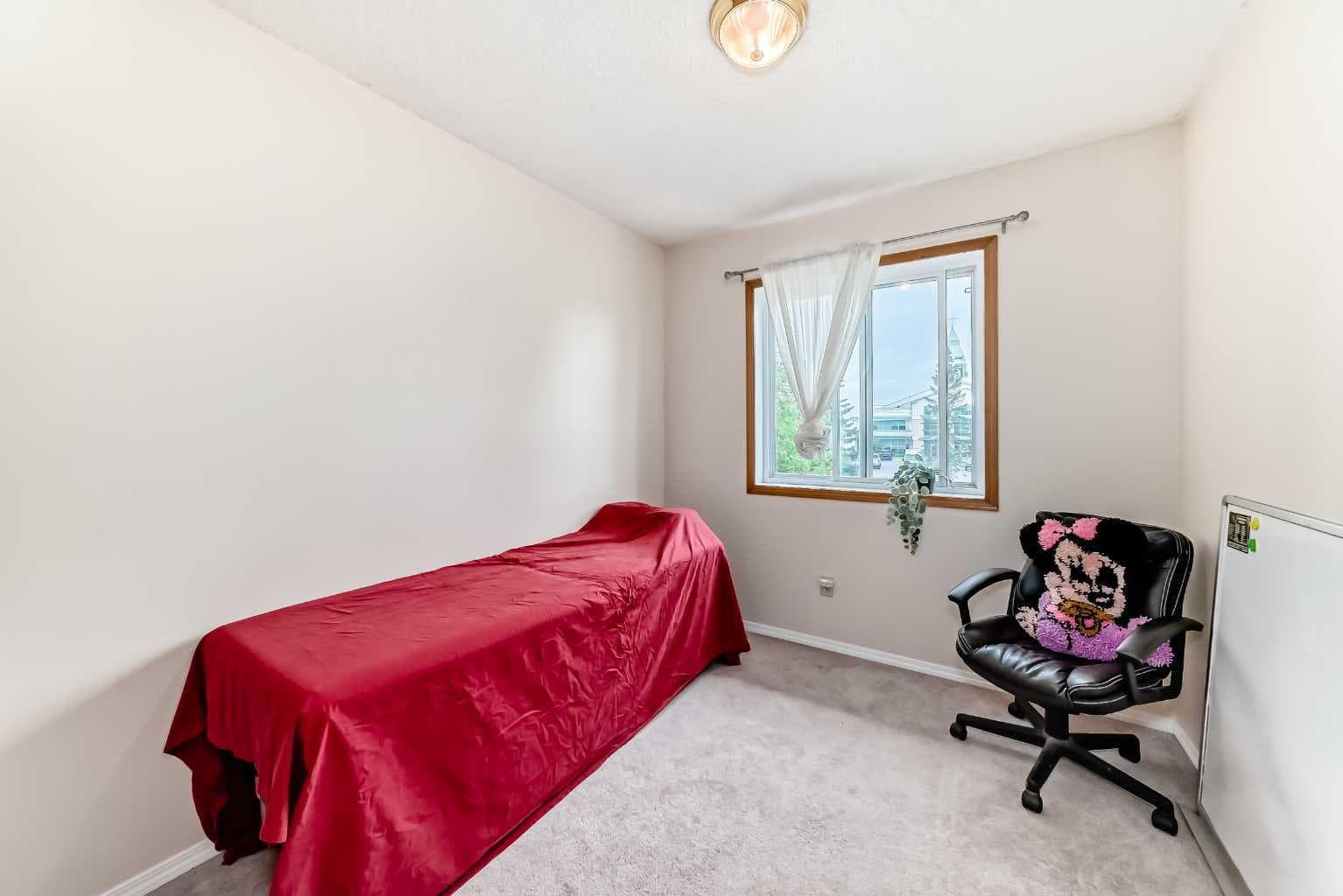 110 Edgeburn Crescent NW