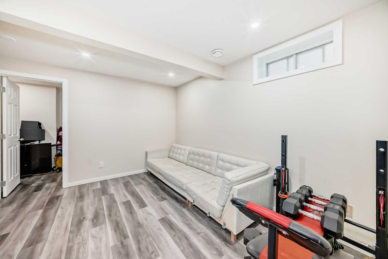 110 Edgeburn Crescent NW