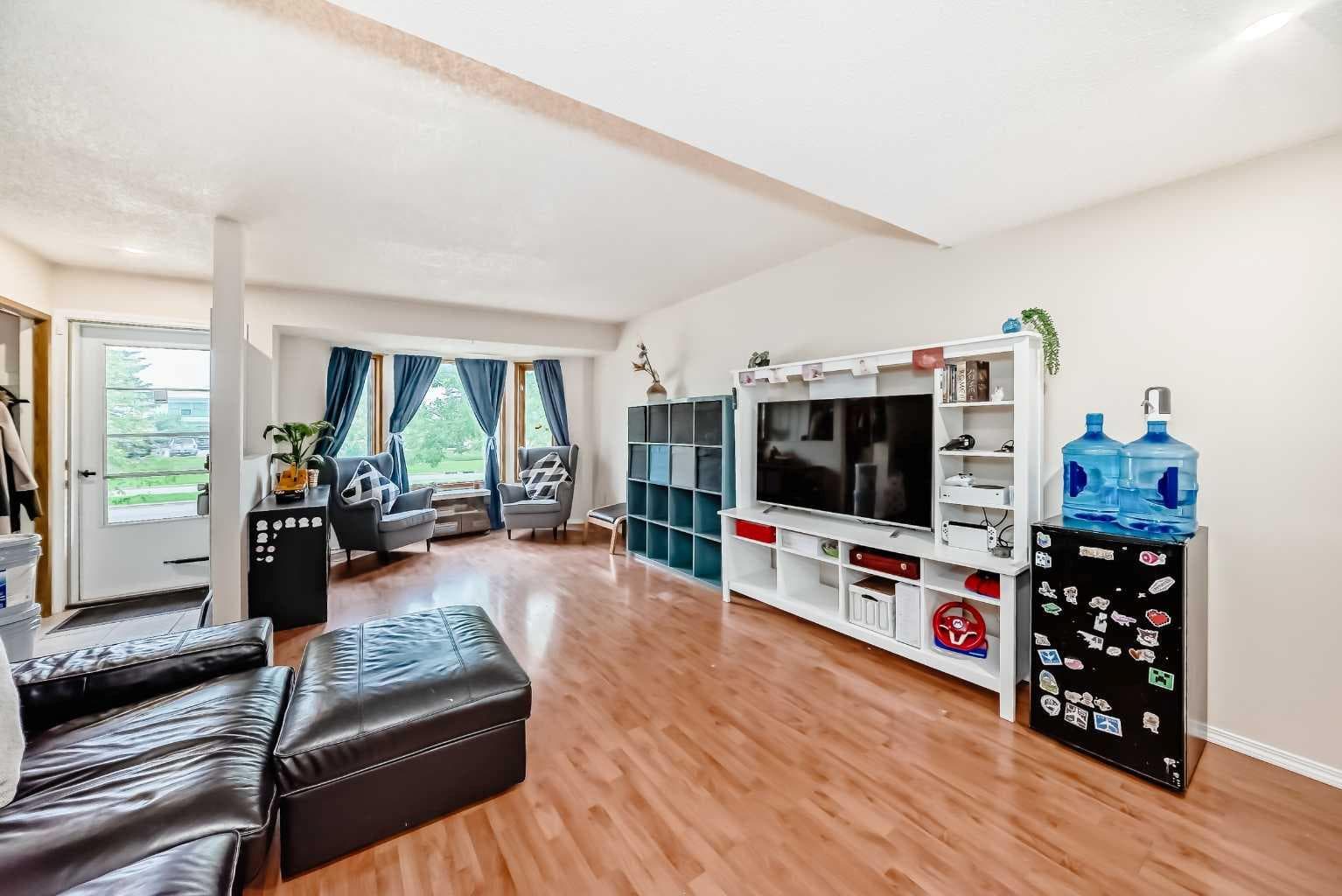110 Edgeburn Crescent NW