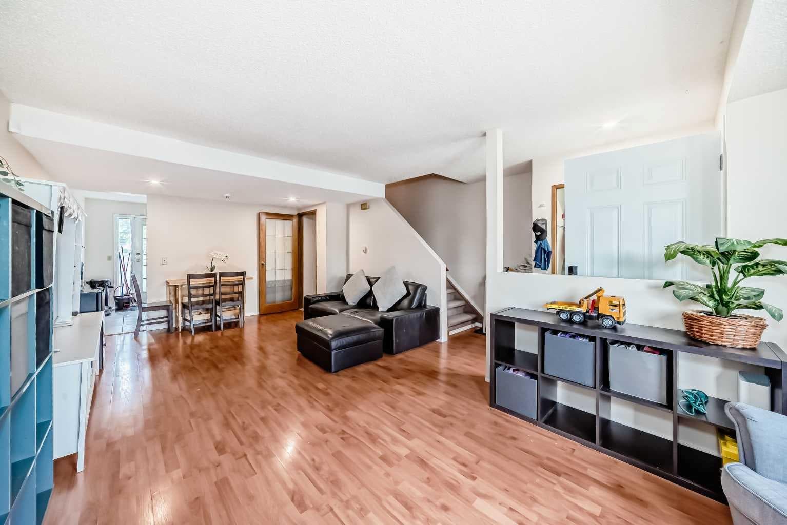 110 Edgeburn Crescent NW