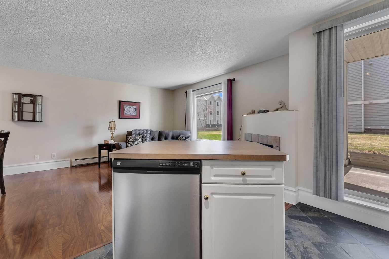 106, 7106 Valleyview Park SE