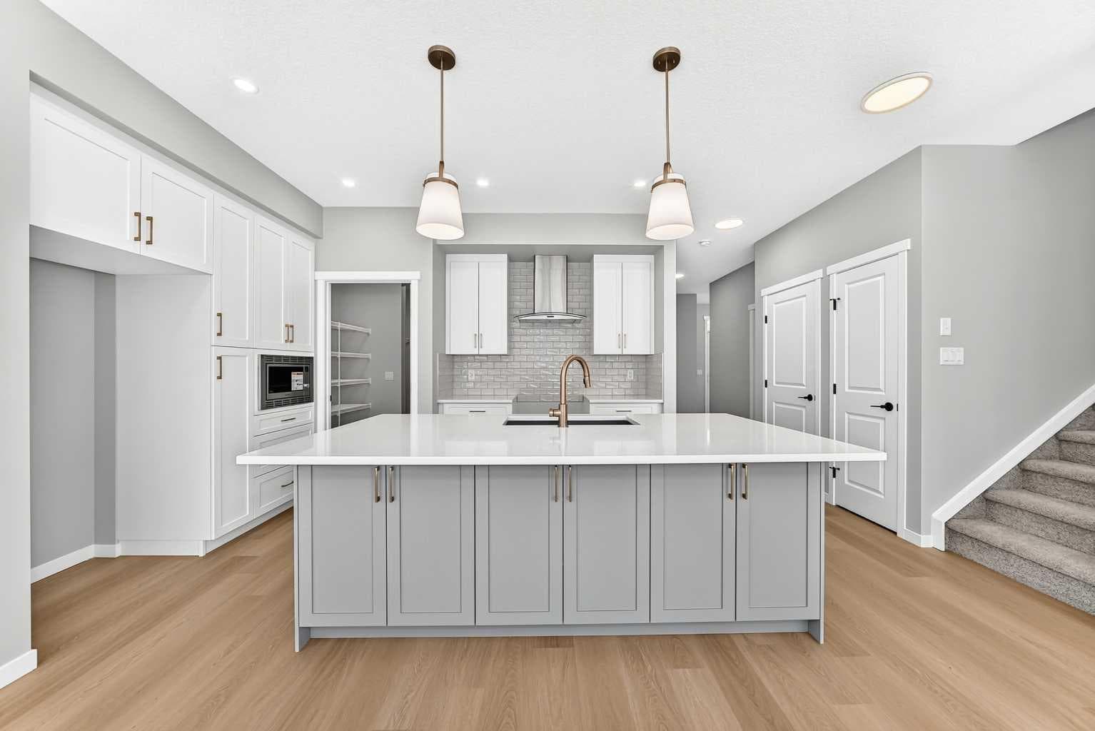 547 Mercado Avenue SE